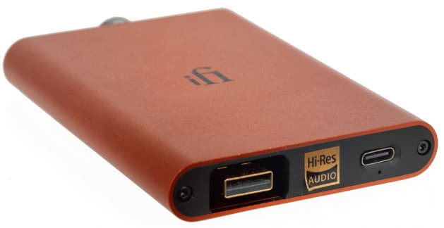 Hip-DAC2 ma dwa gniazda USB; wejście audio uzupełniono złączem do ładowania wbudowanego akumulatora.