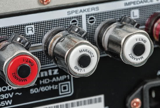 Firmowe terminale głośnikowe SPKT-1 wyglądają i działają znakomicie.