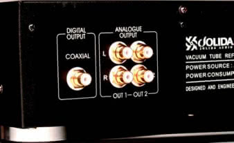 Oprócz wyjścia cyfrowego w Jolidzie dostajemy podwójne wyjście analogowe. Warto zwrócić uwagę na solidne gniazda RCA.
