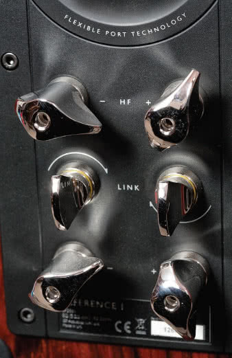 Pomiędzy zaciskami ulokowano zwory w formie
pokręteł - trudno o bardziej funkcjonalne załatwienie
tej sprawy; to również wynalazek KEF-a, z którego
możemy korzystać także w modelach tańszych serii,
chociaż nie w tak luksusowej wersji.