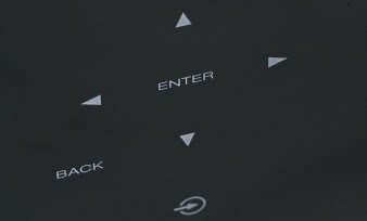 Za sterowanie odpowiadają sensory dotykowe;
nie ma typowego pokrętła wejść, a tylko jeden
przycisk, który otwiera menu z listą źródeł