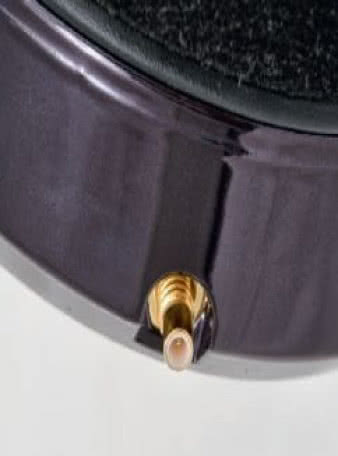 Odłączane od każdej muszli kable z miniaturowymi,
ale solidnie wykonanymi zakręcanymi gniazdami.