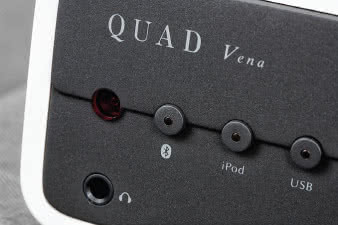 Wystarczy rzut oka na
przyciski selektora
źródeł, by się zorientować,
że Quad ma
większość najnowocześniejszych
systemów cyfrowych.