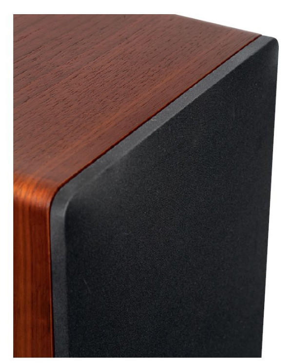 Dostępne są trzy wersje kolorystyczne – jedna fornirowana (i barwiona) na ciemny orzech (na naszych zdjęciach), dwie lakierowane na gładko: biała satynowo i czarna na wysoki połysk. Dobry wybór, nie wystarczy tylko malkontentom dopasowującym kolumny do mebli, podłogi czy koszuli.