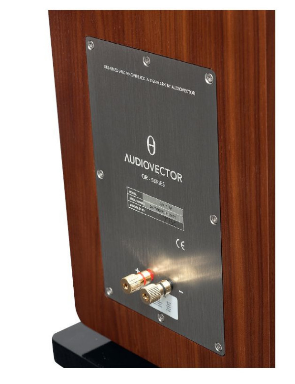 Z zewnątrz modele SE rozpoznamy po małych, złotych szyldach przy dolnej krawędzi frontu i na maskownicach; jednak na tabliczce znamionowej z tyłu nie ma indeksu SE przy symbolu QR.