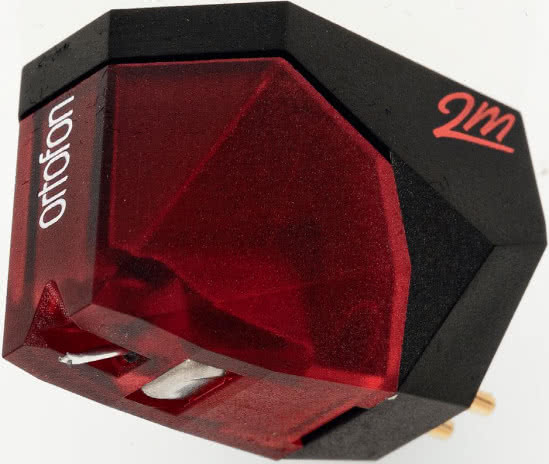 Ortofon 2M Red ma, tak jak wiele innych wkładek Ortofona, efektowny, pękaty korpus. Wykonano go z tworzywa o nazwie Hopolex, producent podkreśla jego dobre właściwości mechaniczne. Igła ma szlif eliptyczny, układ generatora jest typowy, z ruchomymi magnesami.