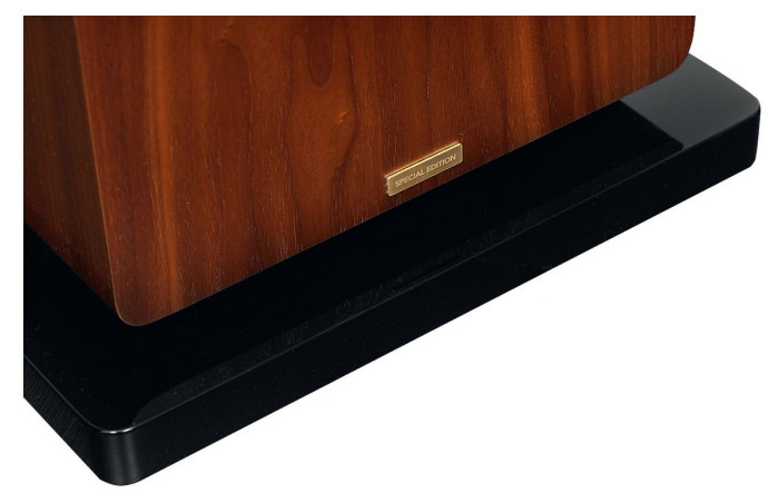 Wylot tunelu bas-refleks ma formę szczeliny na dolnej ściance wzdłuż dolnej krawędzi, stąd konieczne odsunięcie cokołu.