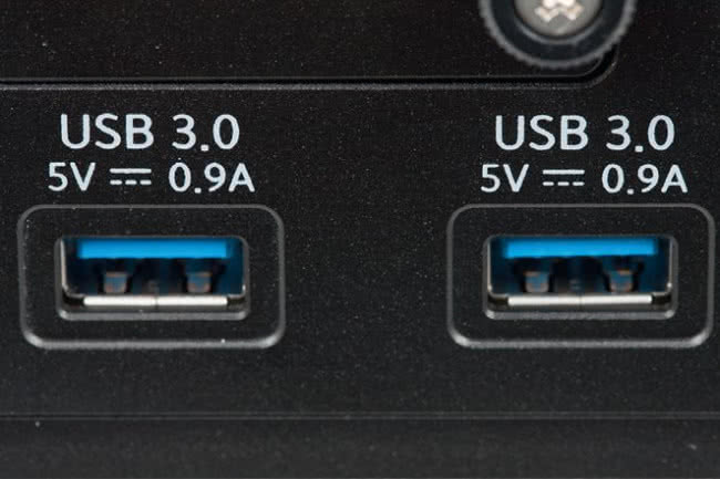 Dwa złącza USB 3.0 służą podłączeniu nośników pamięci.