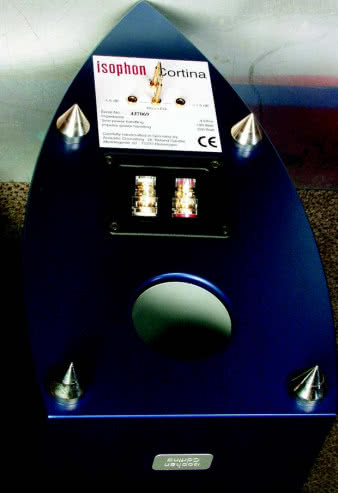 Boczne ścianki Cortiny zbiegają się z tyłu; gniazdo przyłączeniowe przeniesiono na dolną ściankę, wykorzystując fakt, że znajdujący się tam tunel basrefleks i tak wymagał zastosowania wysokich nóżek.