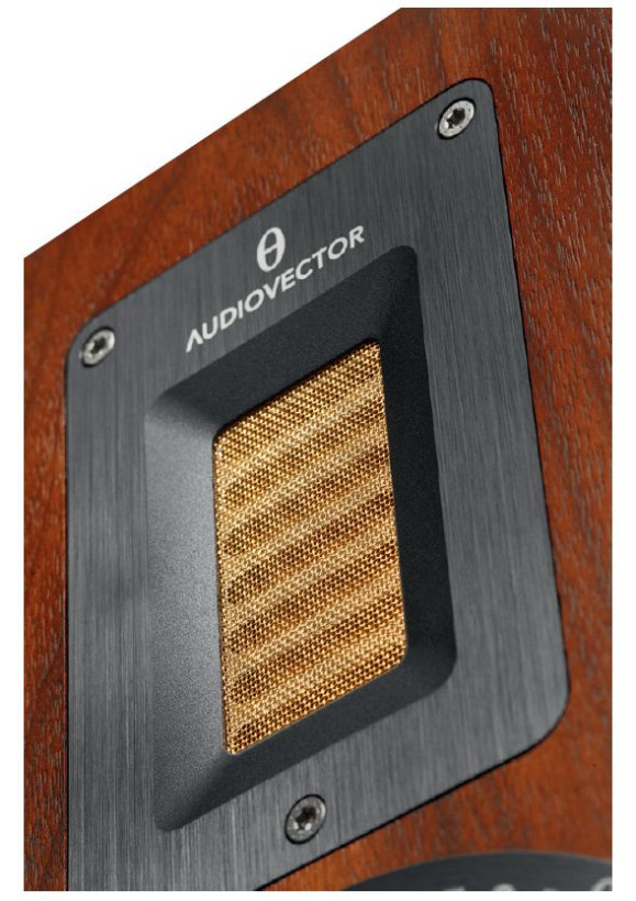 Głośnik wysokotonowy typu AMT (Air Motion Transformer) w wydaniu Audiovectora jest osłonięty cieniutką złotą siateczką, która z zewnątrz upodabnia go do klasycznych przetworników wstęgowych (z płaską membraną).