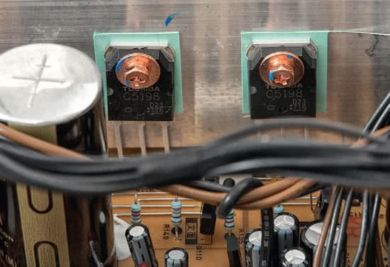Bardzo duży radiator z łatwością obsłuży dwie pary tranzystorów mocy.