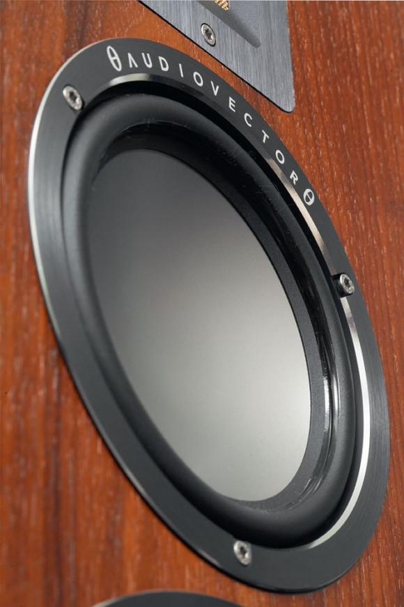 16-cm głośnik średniotonowy ma membranę jednoczęściową, ale wielowarstwową. Jest dość nietypowo filtrowany górnoprzepustowo – częstotliwość podziału (z niskotonowymi) jest wysoka, ale zbocze poniżej łagodne, aż do zaznaczonego rezonansu przy 80 Hz.