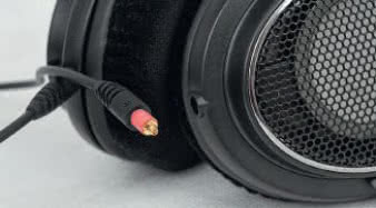 Zatrzaskowe wtyki MMCX, wbrew pozorom,
mocno trzymają się w gniazdach muszli.