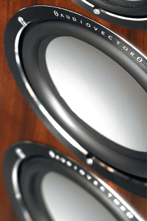 Para 22-cm niskotonowych mogłaby zdominować brzmienie QR7 SE, jednak w brzmieniu duży udział mają też średnie tony; z kolei wysokie mają obniżony poziom.