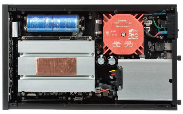 Pod dużym panelem, przypominającym radiator znajduje się cyfrowy mózg urządzenia, które wyposażono w dwurdzeniowy procesor fi rmy Intel. Rozwiązaniem typowym dla sprzętu Audio jest liniowy zasilacz, z dużą pojemnością fitrującą.