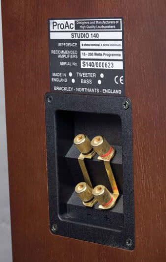W serii Studio zastosowano standardowe,
"zdjęte z półki" terminale przyłączeniowe,
dopiero w wyższych modelach ProAca mamy
bardziej ekskluzywne zaciski.