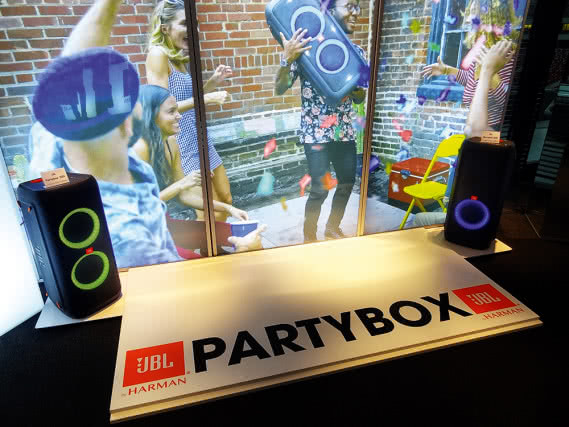 JBL Partybox, nowość dla młodych, którym symbol L100 nic już nie mówi, ale nie wystarczy im już do wspólnej zabawy mały przenośny głośniczek, a tym bardziej słuchaweczki.