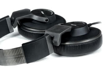 Regulację i ruchomość
zapewniają trzy konwencjonalnie,
ale
perfekcyjnie
wykonane
mechanizmy -
dwa zawiasy
oraz wysuwany
pałąk
z oznaczonymi
dwunastoma
"krokami". K550
wyglądają poważnie,
ale okazują się też elastyczne
i przyjazne.