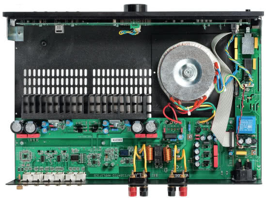 Vela Audio stosuje "gotowce" w zakresie końcówek mocy, na każdy kanał przypada jeden układ scalony LM3886T. Napięcie zasilające dostarcza transformator toroidalny z dwoma odczepami i niezależnymi sekcjami filtrującymi dla końcówek mocy i przedwzmacniacza.