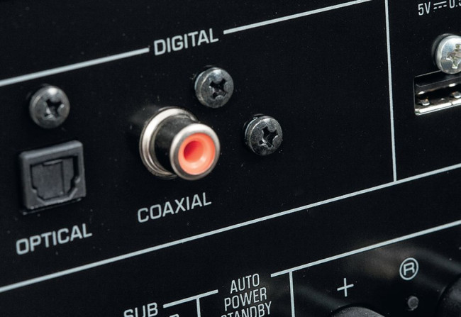 Sekcja cyfrowa jest skromniejsza niż analogowa, ale skoro coraz częściej podłączamy do wzmacniacza stereo telewizor, to może przydać się wejście optyczne.