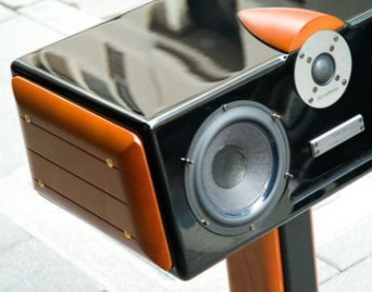 Czy głośnik centralny musi być ekranowany?