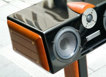 Czy głośnik centralny musi być ekranowany?