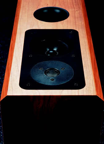 Skromny, 12-cm głośnik średniotonowy stoi przed poważnym zadaniem, musi rozpocząć pracę już od około 150Hz, aby połączyć swoją charakterystykę z przetwarzaniem obudowy pasmowo-przepustowej.