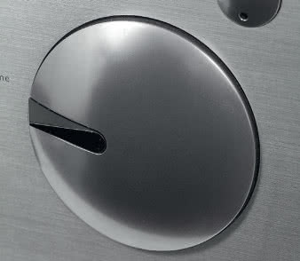 Pokrętło głośności prowadzi do typowego
potencjometru.