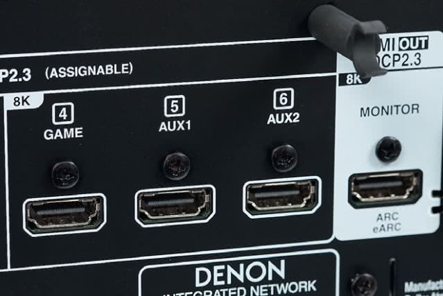 Sekcję HDMI podzielono na dwie grupy, trzy z sześciu wejść przyjmą sygnały 8K.