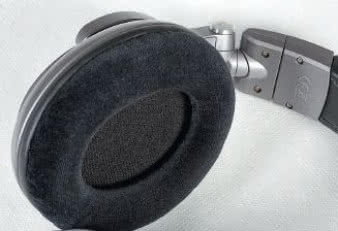 Aksamitne poduszki zapewniają, jak zwykle,
najwyższy komfort noszenia, a ponieważ ulegają
zużyciu szybciej niż skórzane, więc w komplecie
otrzymujemy drugą parę.