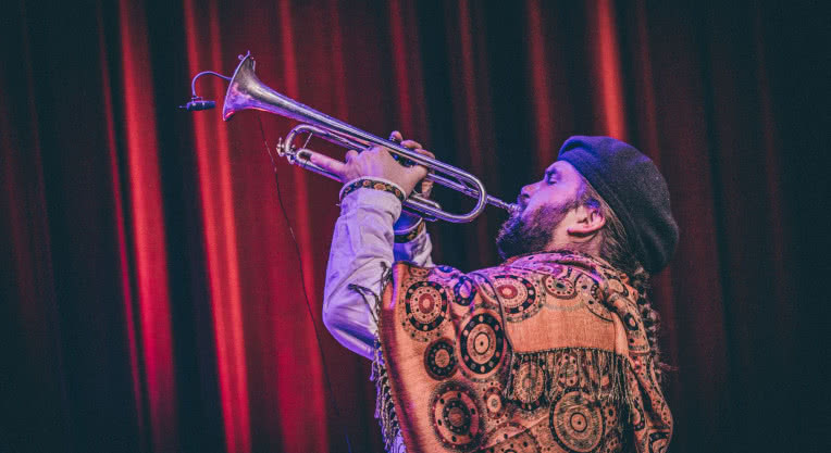 Piotr Damasiewicz z zespołem w trasie promującej album "Skawa"