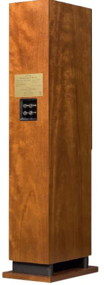 Takie usytuowanie gniazda przyłączeniowego
nie zaskoczy znających ProAca, ale dla wszystkich
pozostanie trochę kłopotliwe (lub może być zaletą -
zależy od punktu widzenia): kabel będzie efektownie
wisiał i nie da o sobie zapomnieć. Jeżeli będzie to
wąż ogrodowy, to tym gorzej... przepraszam -
tym lepiej.