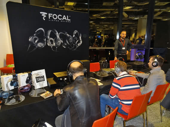 Focal wszedł w ten temat nie tylko z przytupem (Utopie), ale jest też konsekwentny; co roku ma nową, poważną, audiofilską propozycję „na kablu”, zostawiając „popularyzację” słuchawek innym producentom.