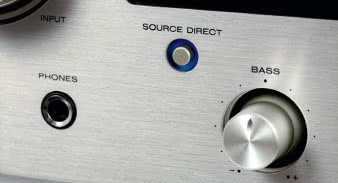 System Direct ma sporo roboty, zaprojektowano
go w taki sposób, by odcinał zasilanie
od sekcji strumieniowej, zamieniając
PM7000N w “klasyczny” wzmacniacz