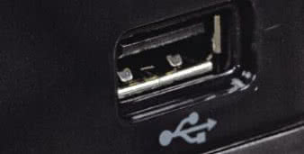 Obowiązkowe gniazdo USB obsługuje tu dźwięk mp3
do 320 kbps, WMA i AAC, ale i WAV 24/192.
