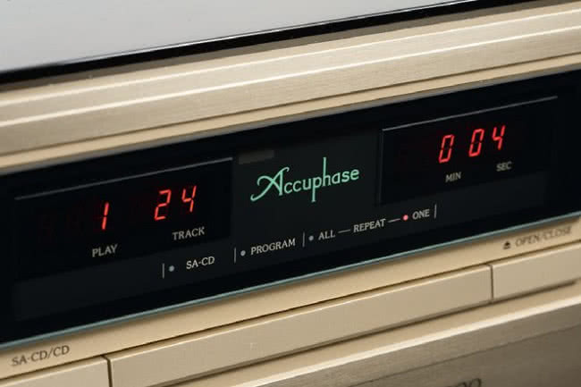 Charakterystyczny dla Accuphase wyświetlacz transportu ma dwie sekcje; informacje o ścieżkach oddzielono od modułu z czasami utworów i płyt.