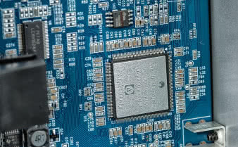 Układ Analog Devices wykorzystujący algorytmy
Anagram Technologies Q5 odpowiada za upsamplowanie
sygnałów wejściowych do rozdzielczości 24
bit/192 kHz, którą „udźwigną” konwertery Wolfsona.