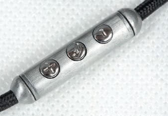 Zaawansowane sterowanie grajkami Apple obejmuje
iPody, iPady, a także iPhony, umożliwia też odebranie
telefonu.