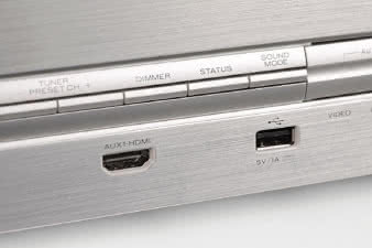 Również podręczne
wejście HDMI wspiera
4K. USB pozwala na
odtwarzanie różnorodnych
plików, zarówno
z pendrajwów, jak
i z podręcznych dysków
twardych. Na tym
wejściu obsługiwana jest
pełna gama urządzeń
Apple.