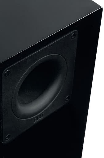 Drugi otwór (i tunel) bas-refl eksu ulokowano na górnym
skraju obudowy, jednak obydwa pracują w tym
samym układzie rezonansowym, a więc w jednej
komorze, do której ciśnienie kieruje para niskotonowych.
Pozwala to na łatwe przestrajanie całego
systemu, poprzez zamknięcie jednego otworu.