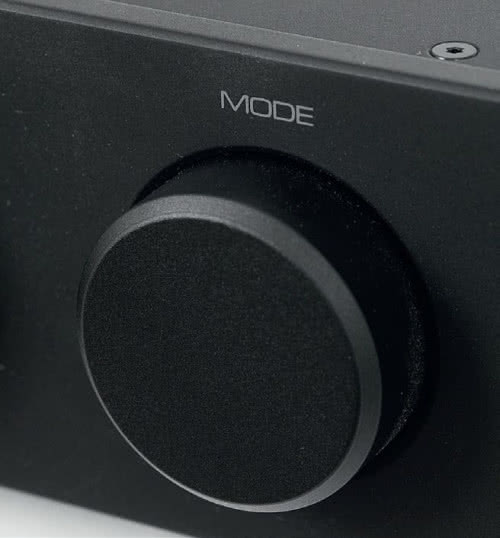 Trzecie pokrętło oznaczone "Mode" jest tradycyjnym elementem wzmacniaczy Audiolaba – to przełącznik pozwalający na szybki wybór trybów pracy, np. rozdzielenie przedwzmacniacza i końcówki mocy.