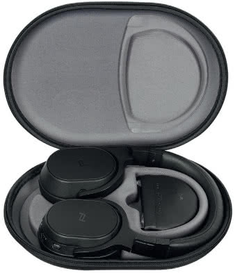 “Zestaw startowy” robi
wrażenie, w usztywnionym
etui znalazło się miejsce
na wszystkie drobiazgi.