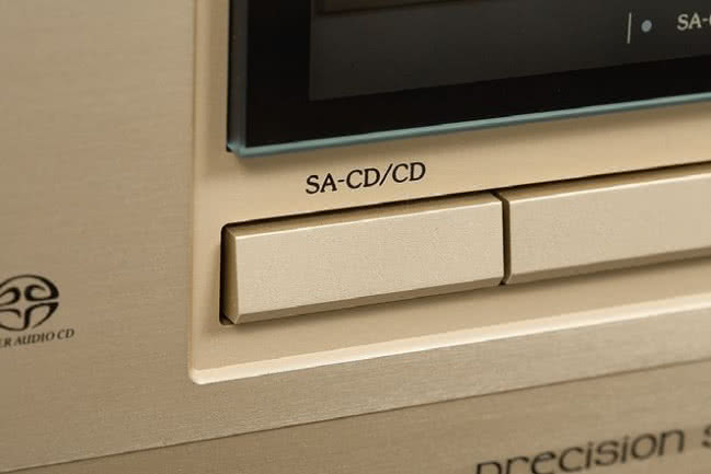 Do przełączania warstw płyt SACD służy przycisk nieopodal szuflady.