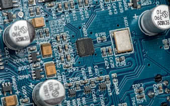 Płytka cyfrowa to niezależny moduł w tylnej
części obudowy, przetwornik C/A to świetny
układ ESS Sabre ES9018.