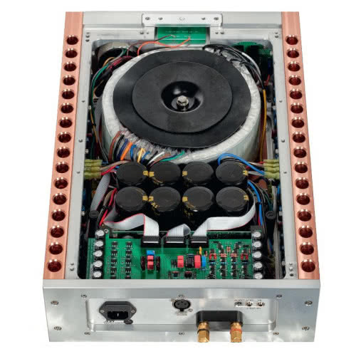 Fundamentem dla wyrafinowanych układów M400MxV jest wydajny zasilacz, a w nim transformator o mocy 2200 W.
