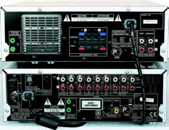 Można
podpiąć
dodatkowe
źródła
sygnału
(także
iPODa),
a także
aktywny
subwoofer.