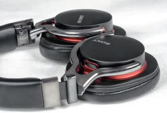 Chyba już nie ma takich słuchawek (bez względu
na wielkość), których nie można by przekręcić
"na płasko".