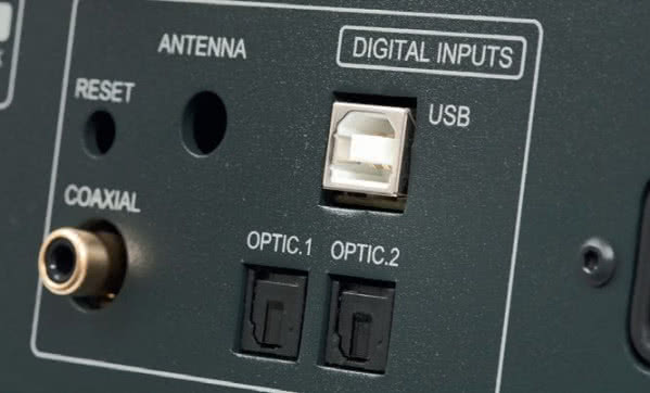 W panelu wejść cyfrowych jest USB-B, opcjonalnie można dokupić kartę Bluetooth.