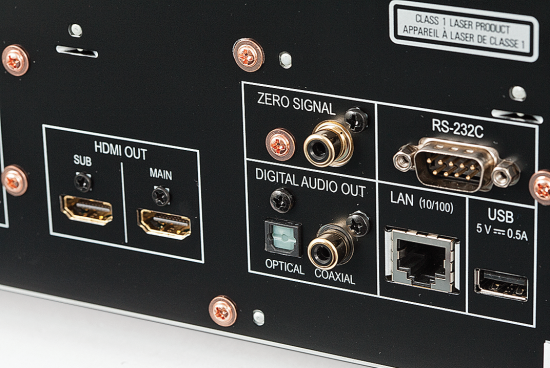 Dwa wyjścia HDMI mogą pracować w różnych trybach. W najbardziej ekstremalnym na wyjściu "main" nie będzie nic, a na "sub" tylko sygnał audio.