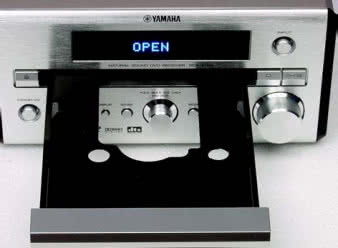 Odtwarzacz czyta DVD-V, VCD, oczywiście
CD, ale również WMA, JPEG, WMA i DivX.